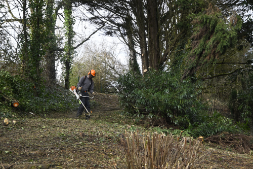 les agents des services techniques travaillent au parc Massal