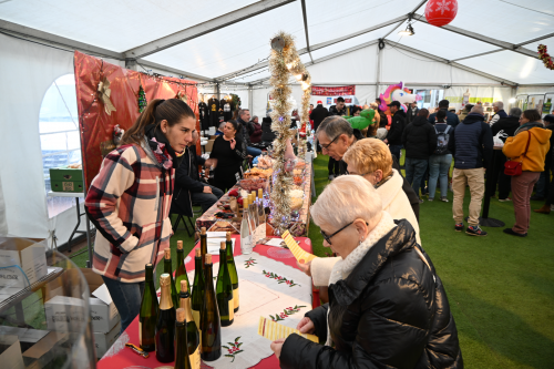 ambiance marché de noel 2025, stand vin alsace