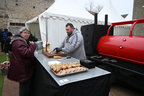 ambiance marché de noel 2025, devant stand barbecue géant
