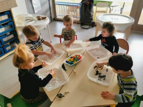 les enfants de la crèche jouent 
