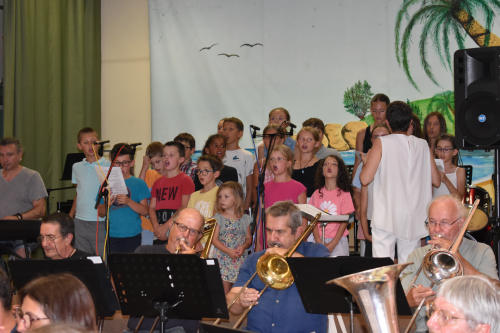 les enfants de l'école de musique sur scène avec les musiciens de l'Harmonie