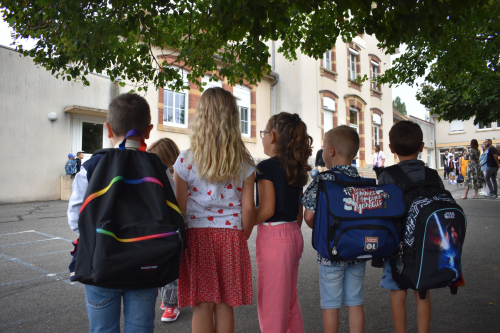 Elèves dans la cour de l'école