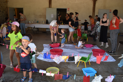 fête des familles du service petite enfance à la trèche : les enfants jouent sous le préau