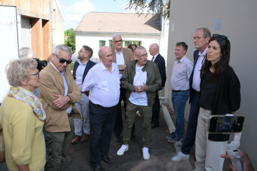 Les élus devant la chaufferie bois écoutent les explications de l'architecte