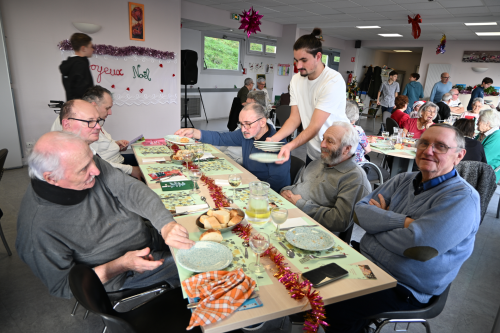 repas de noel à la résidence Louis Veillaud servi par les jeunes du collège