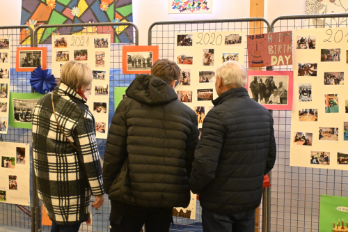 visiteurs devant l'exposition photographique